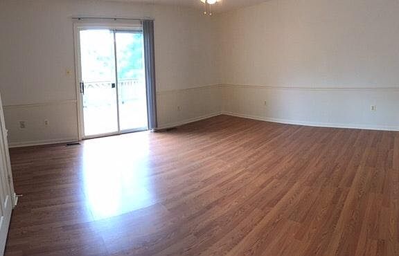4th image of 11201 Cristins Cir