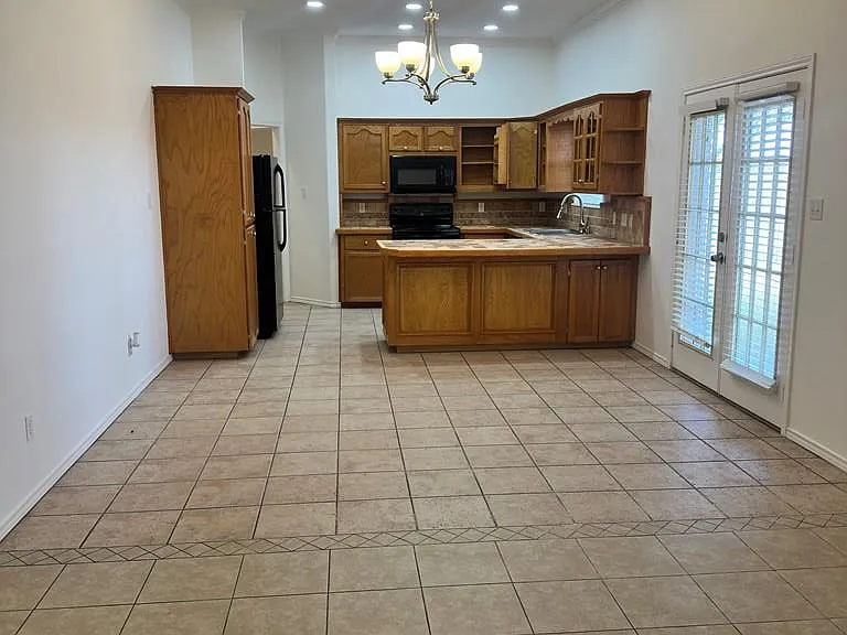 1630 Summerfield Ln N — Photo 4