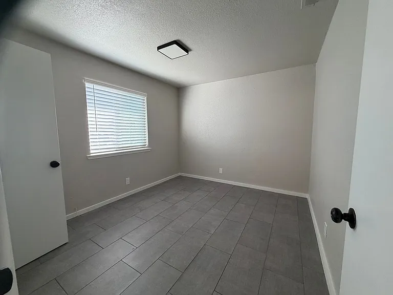 116 N Yosemite Ave — Photo 5
