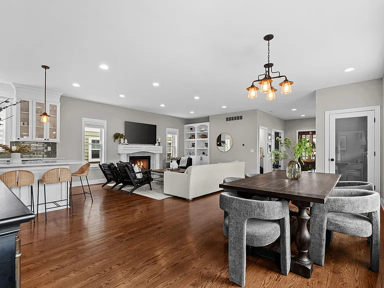 819 Irving Ave — Photo 10