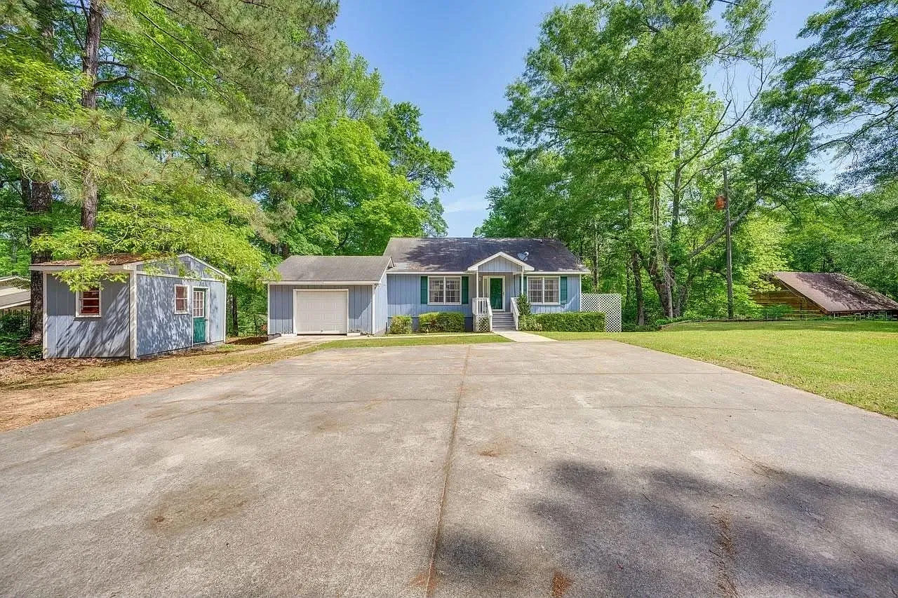 4 bed, 2.0 bath, 2736 sqft, $2,100 — Photo 1