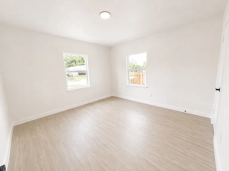2302 Leacrest Dr — Photo 9