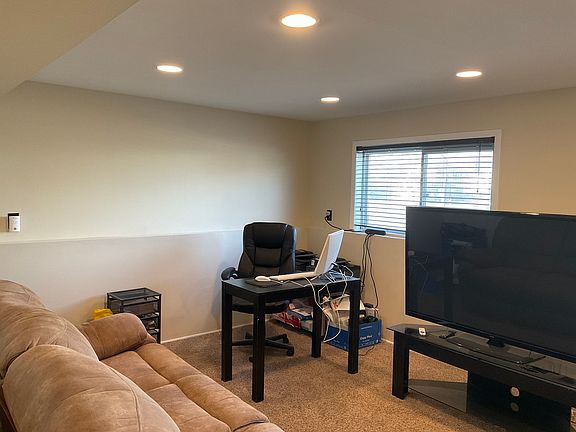 5th image of 240 Oakridge Ct