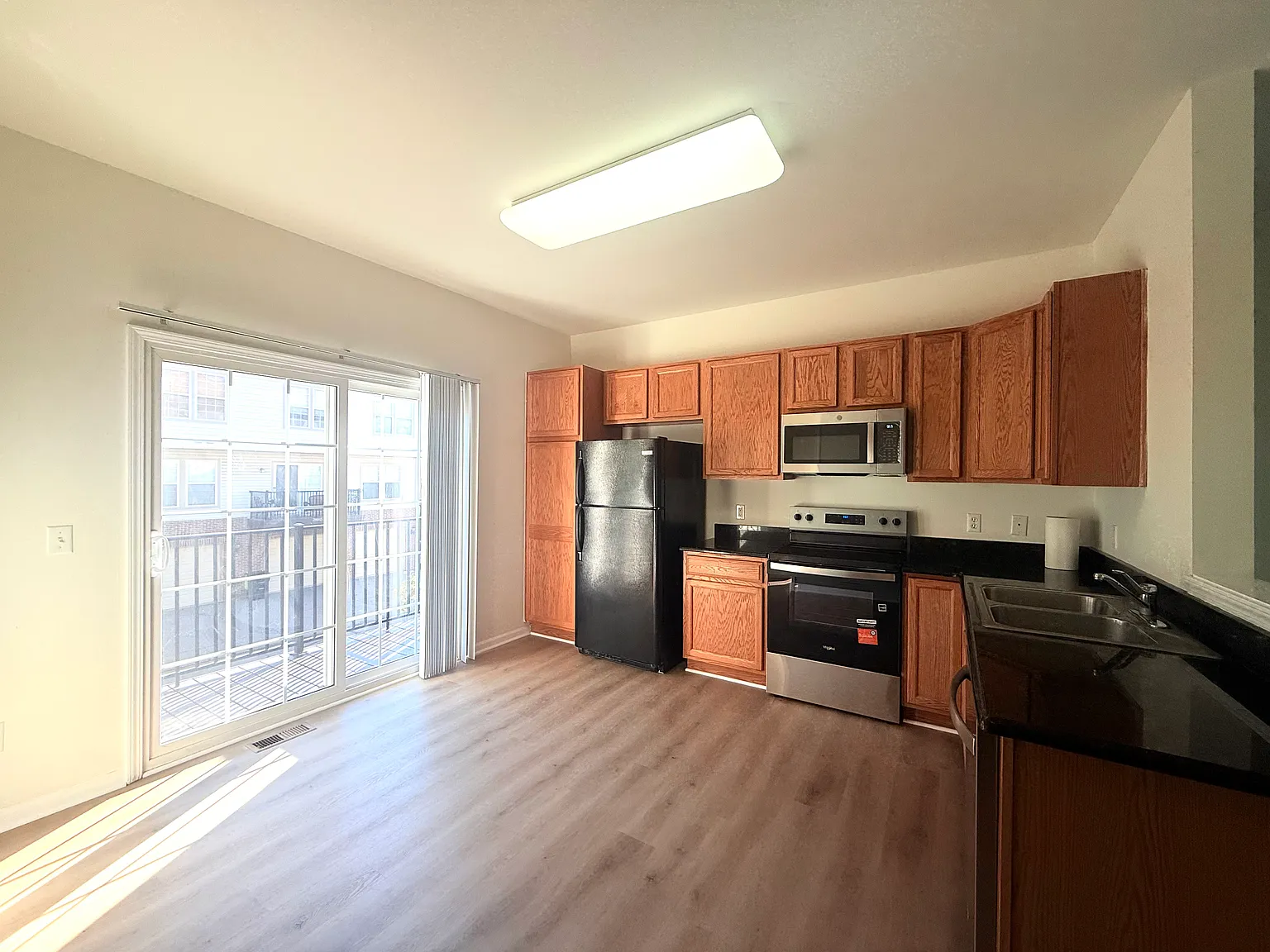 2 bed, 1.5 bath, 1039 sqft, $1,790 — Photo 2