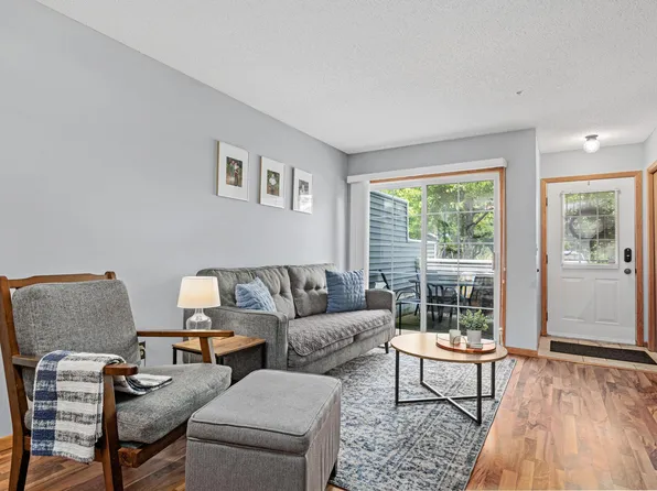 483 Mission Hills Way E, Chanhassen, MN 55317