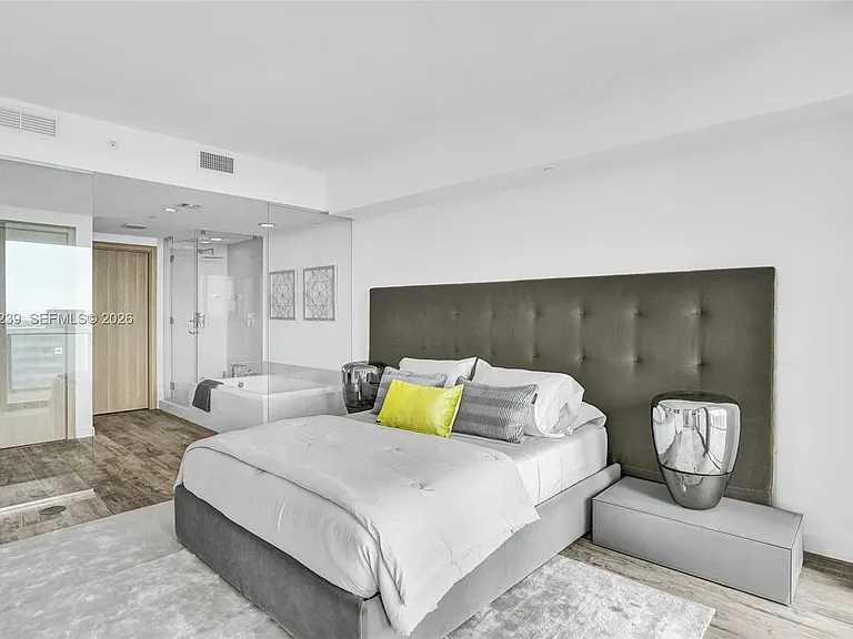 650 NE 32nd St #1001 — Photo 12