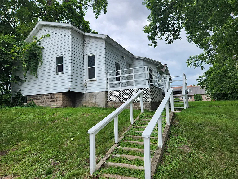 223 Broadway St — Photo 3