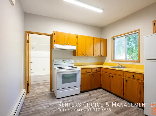506 6th Ave SE #4, Medicine Hat, AB T1A 2T4
