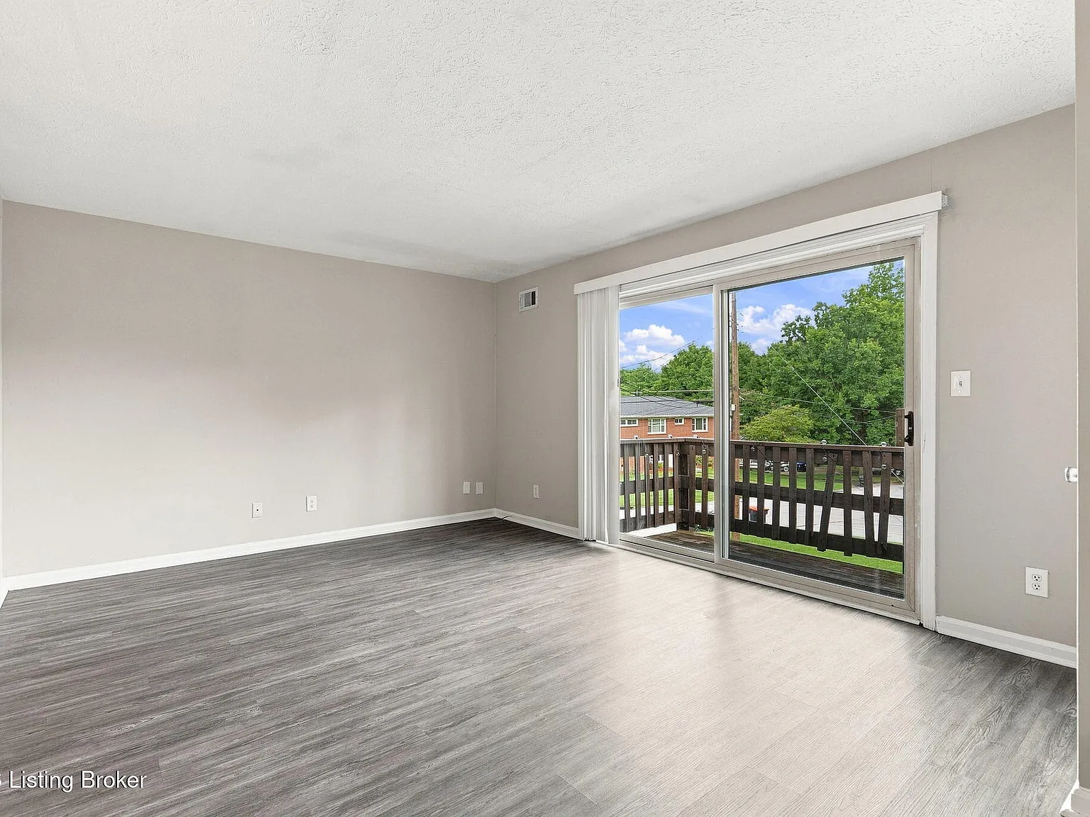 2 bed, 1.0 bath, 925 sqft, $1,050 — Photo 2