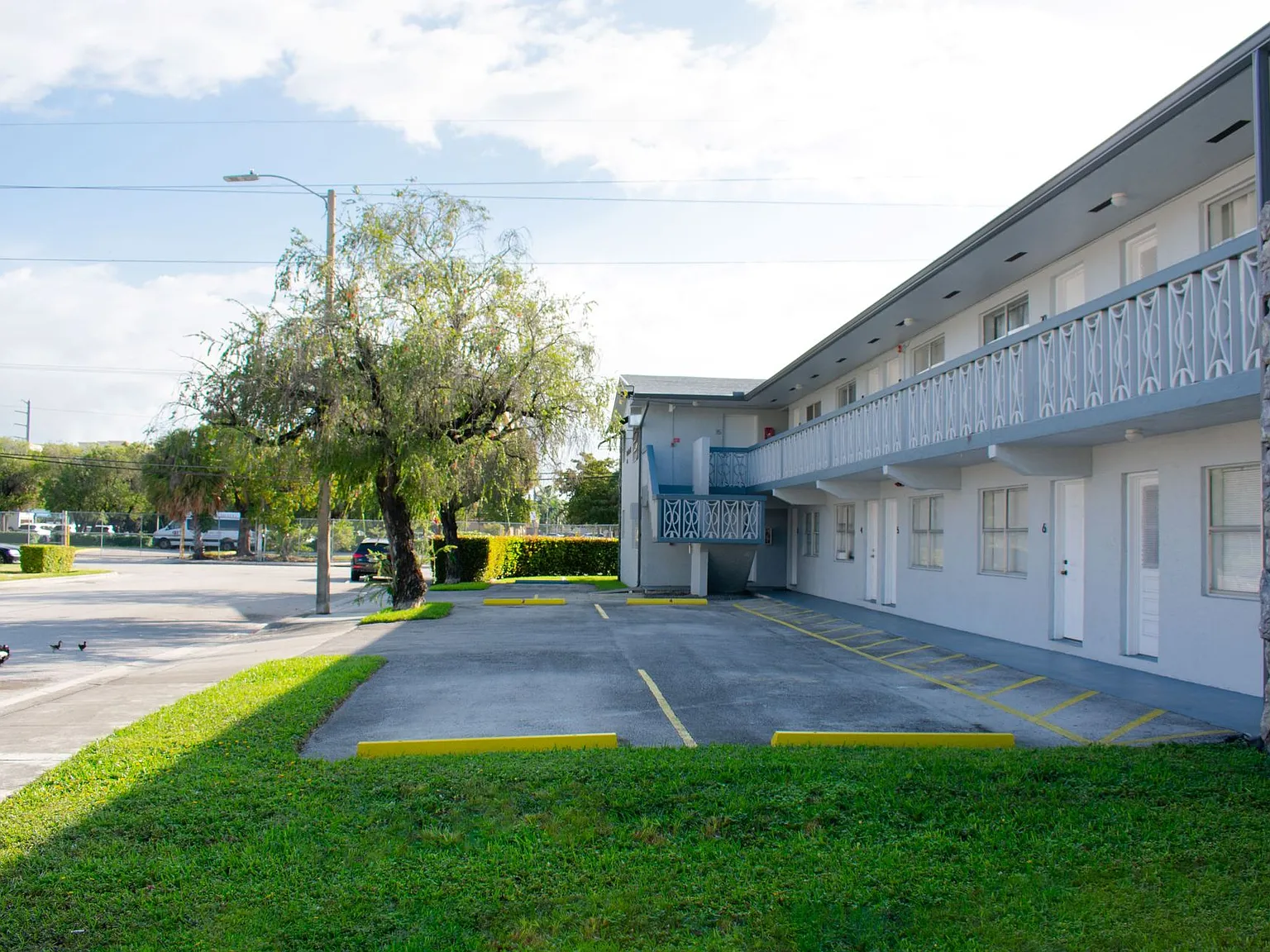 Airport Manor — Photo 1