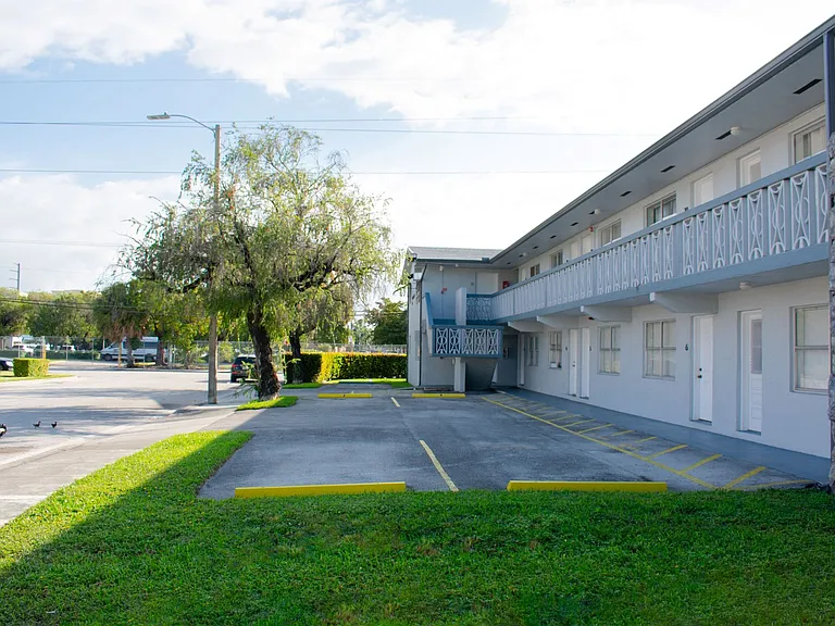 Airport Manor — Photo 21
