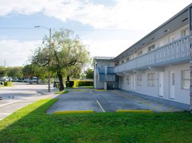 Airport Manor, 1 beds  1.0 baths (500 sqft)