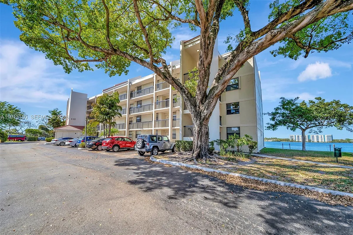 Building Photo - 117 Lake Emerald Dr #408