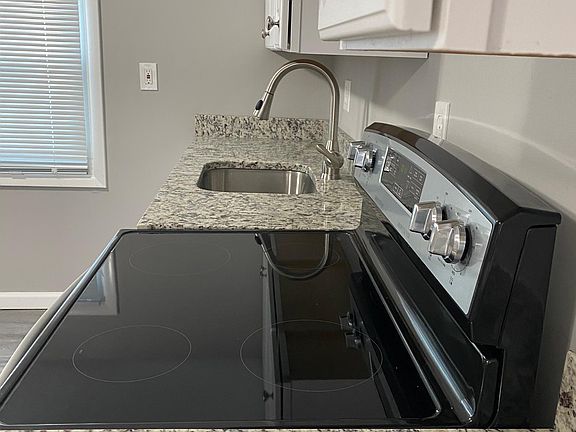 3rd image of 556 Franklin St #4