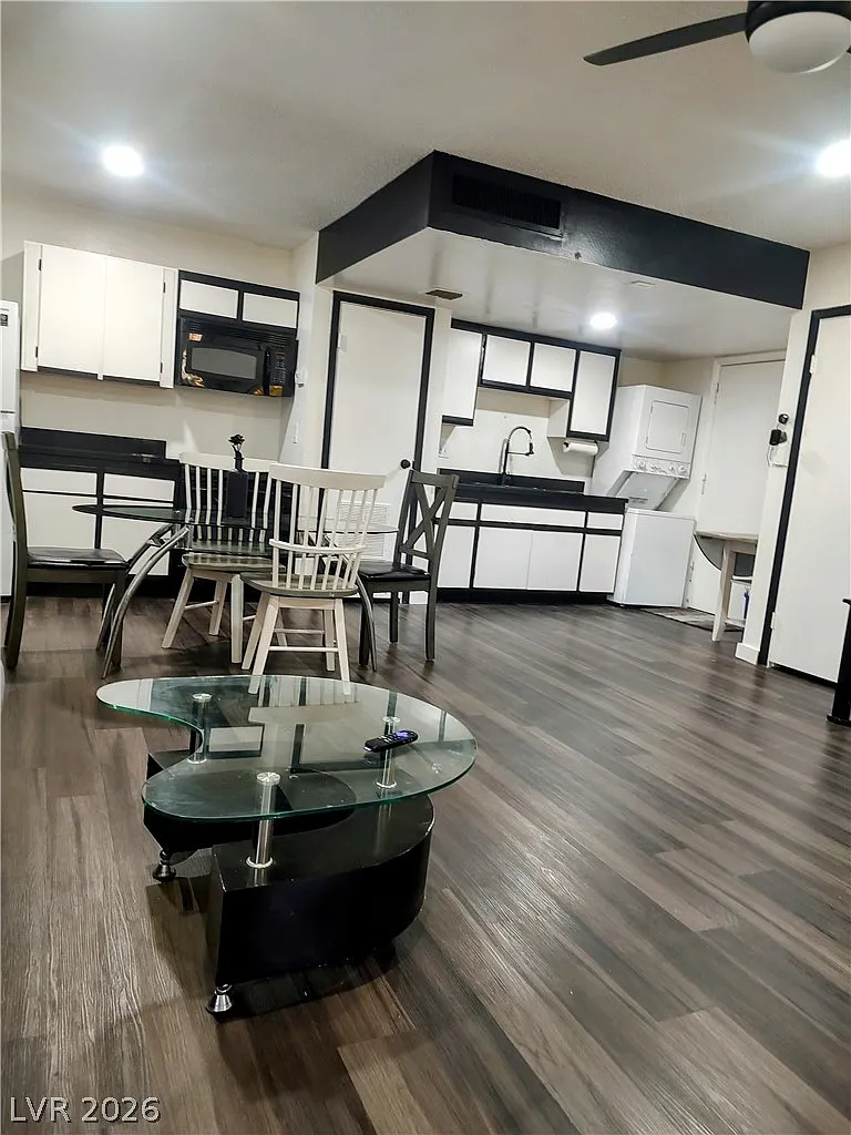 2 bed, 1.0 bath, 880 sqft, $1,350 — Photo 3