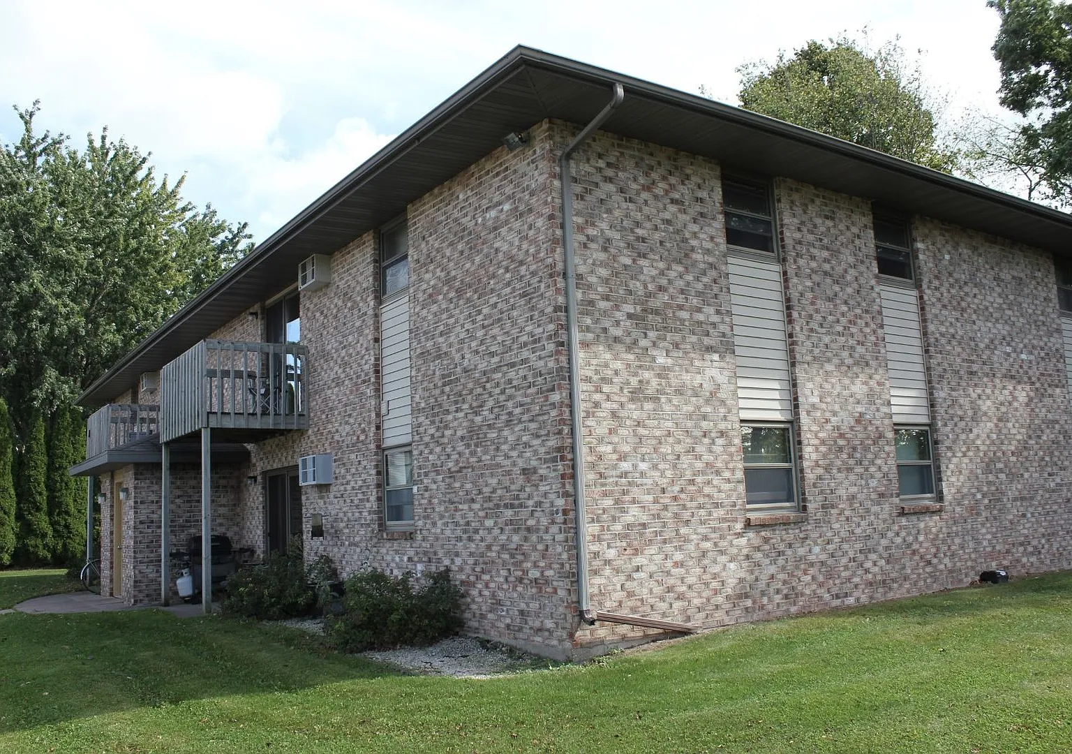 3949 Washington Avenue Apartments — Photo 1