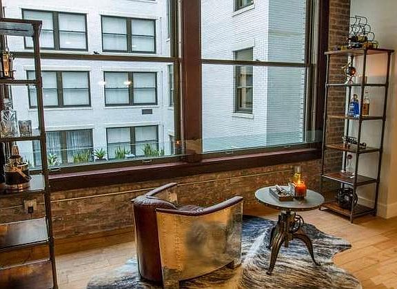 This loft does not share any walls with neighbors which gives the space the unique characteristic of being a quiet escape in the middle of the city! Whether you are decompressing after work or enjoying a nice weekend, this loft provides that sanctuary fo