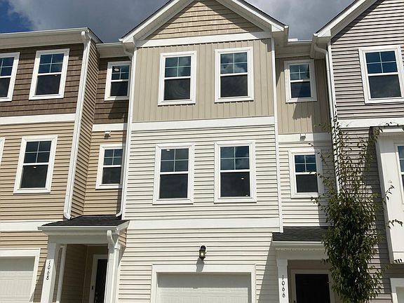 front of house with one-car garage