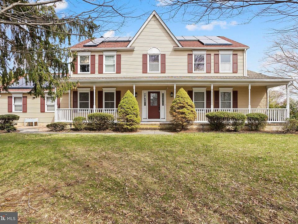 1st image of 374 Village Rd E