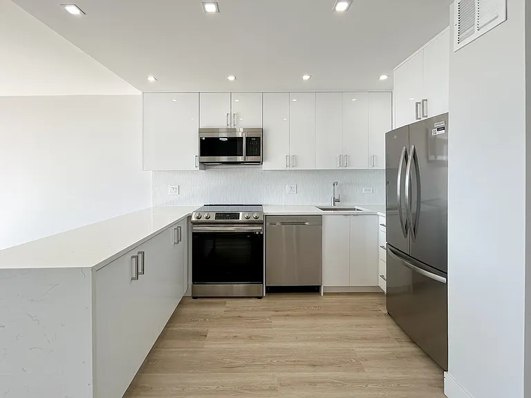 5445 N Sheridan Rd #1407 — Photo 2