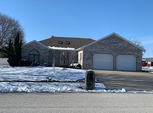 61 Somerset Dr, Clinton, IL 61727