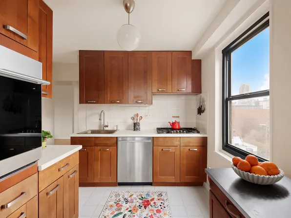 360 West 22nd Street 10B image 3 of 18