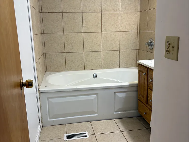 454 Briarwood Ln — Photo 10