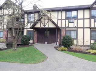 21 Roxbury Ln, Bridgeport, CT 06606