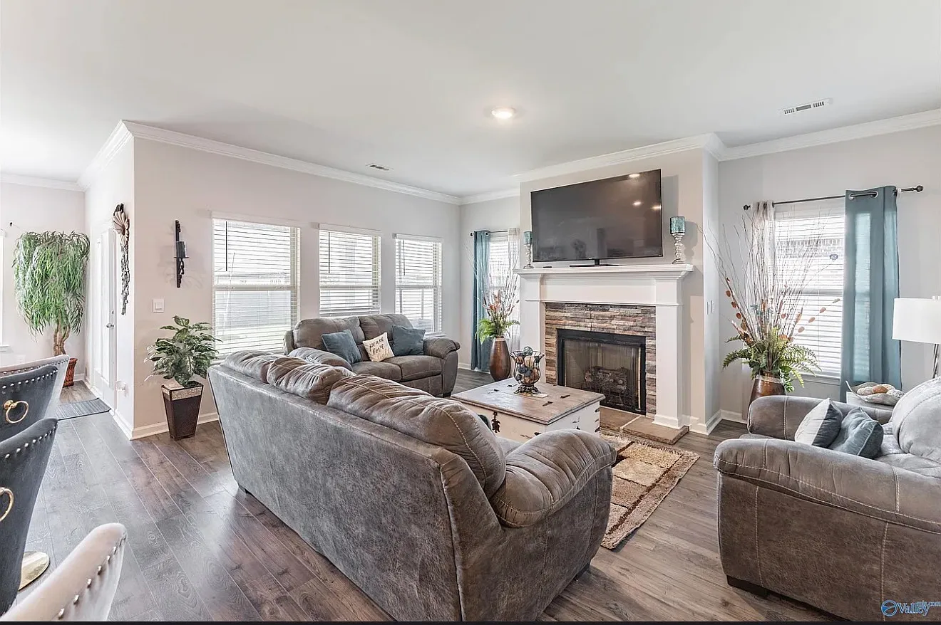 4 bed, 2108 sqft, $1,900 — Photo 2
