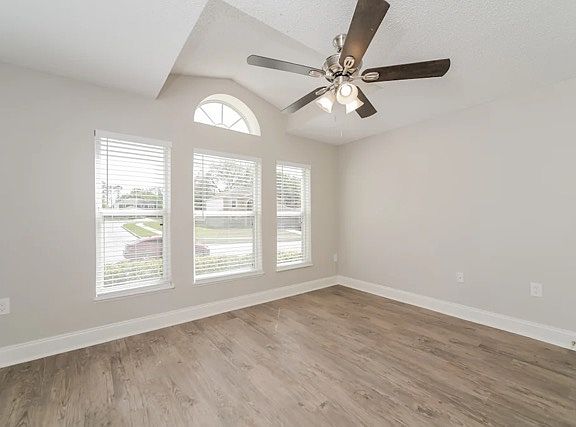 4th image of 406 Sheila Dr