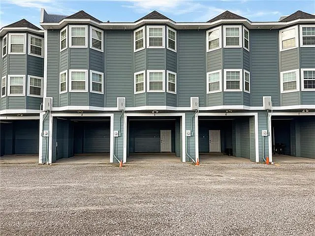2 bed, 3.0 bath, 1300 sqft, $2,400 — Photo 2