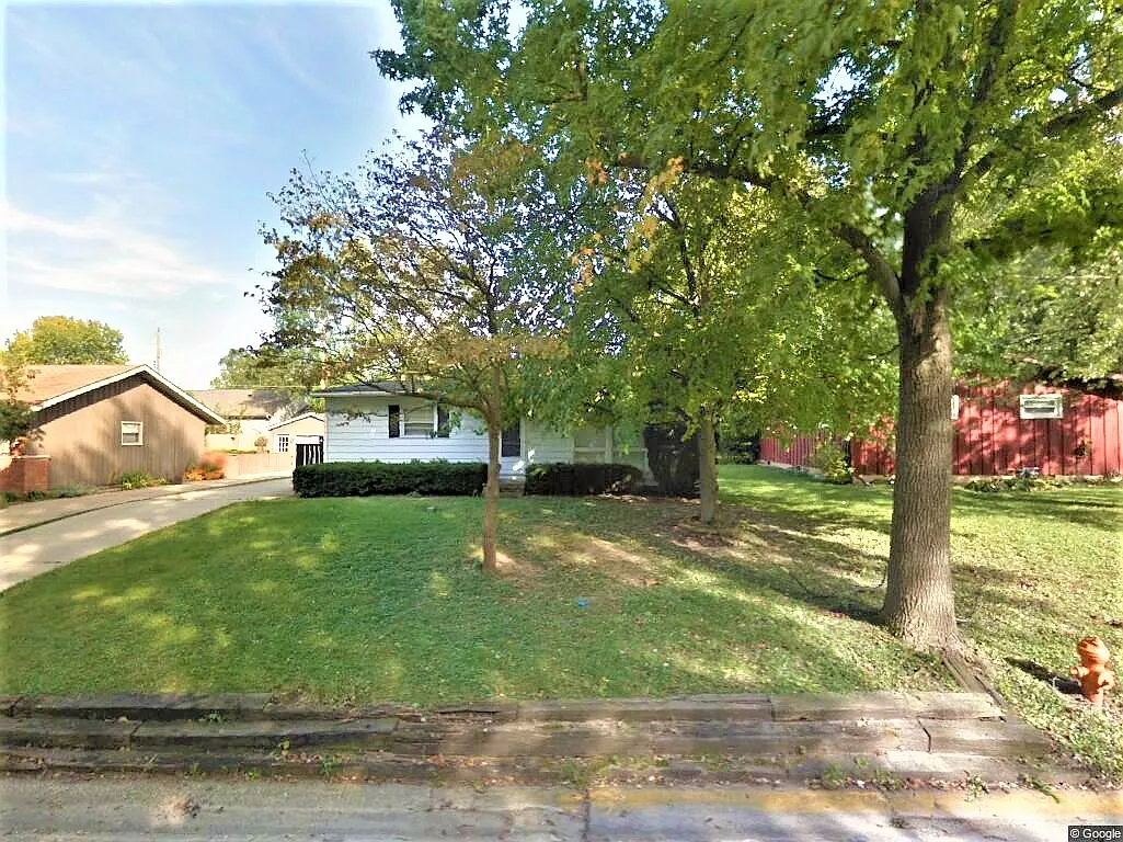 1810 Larch Pl photo 1