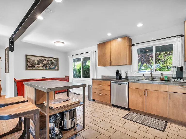 2655 Parkway Dr — Photo 10
