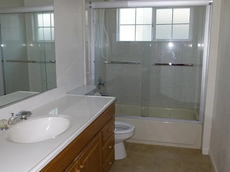 Bathroom behid garage