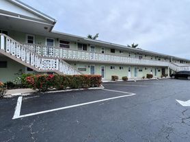 960 Crystal Lake Dr, Pompano Beach, FL