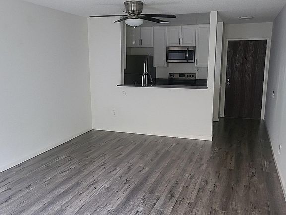 5th image of 909 Westbourne Dr APT 113