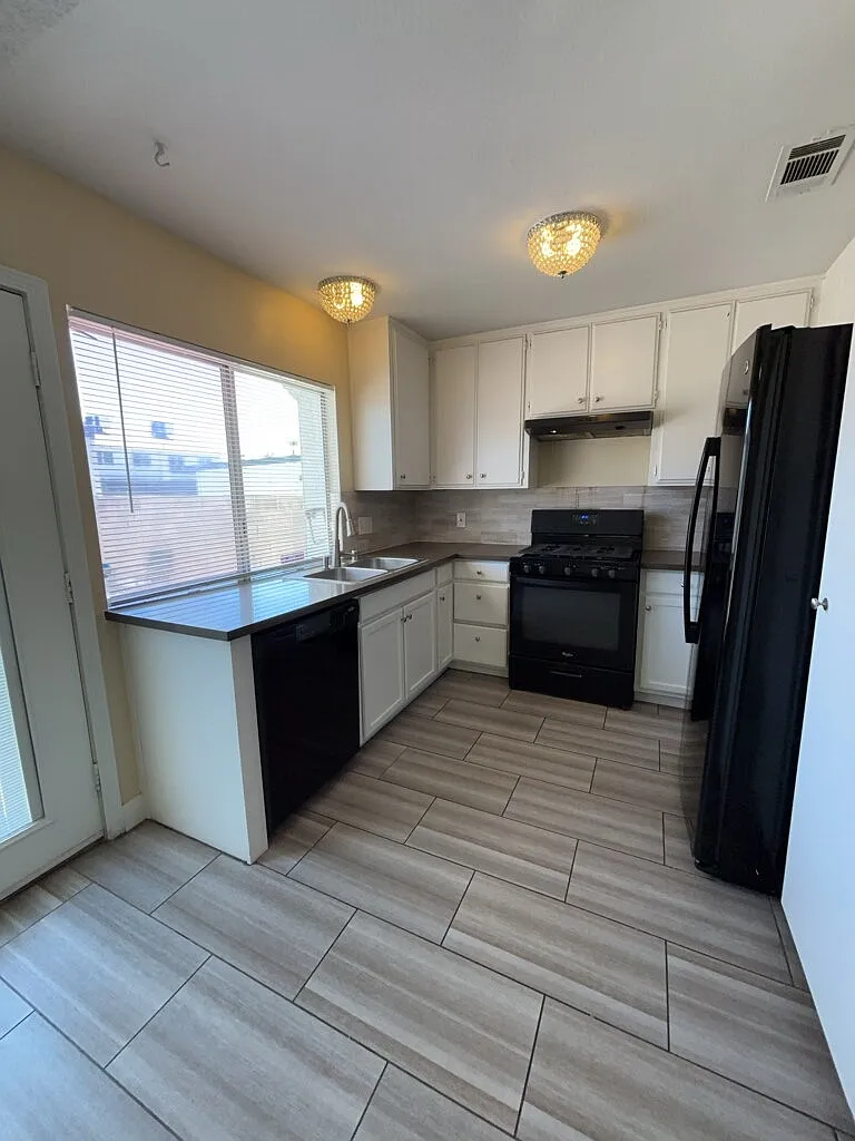 3 bed, 1.5 bath, 1159 sqft, $1,325 — Photo 3
