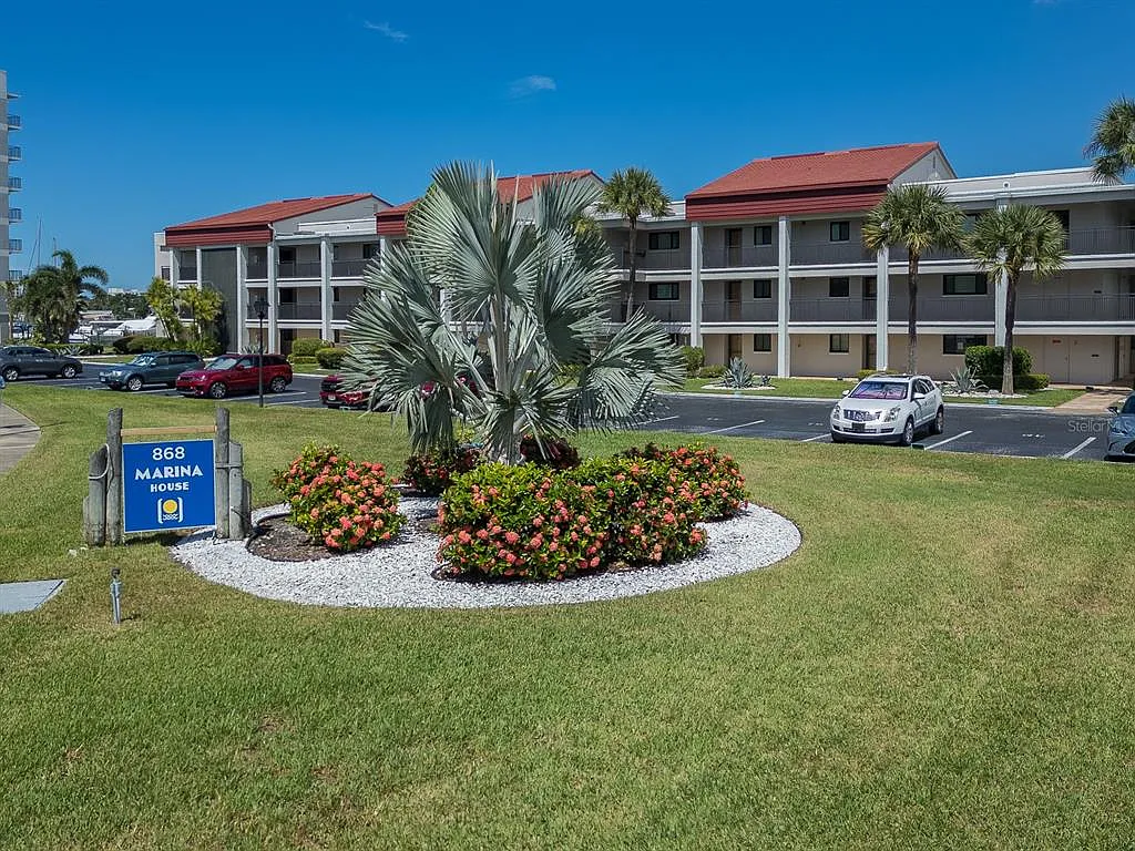 868 Bayway Blvd — Photo 1