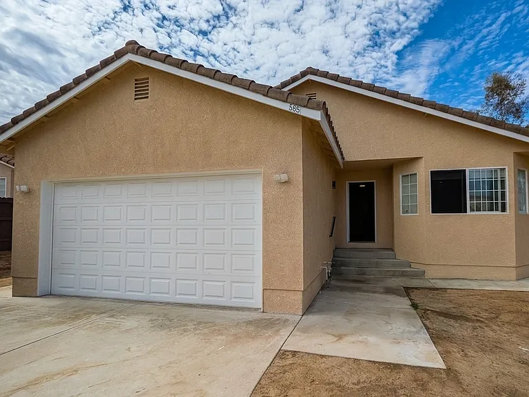 585 Hildale Cir — Photo 3