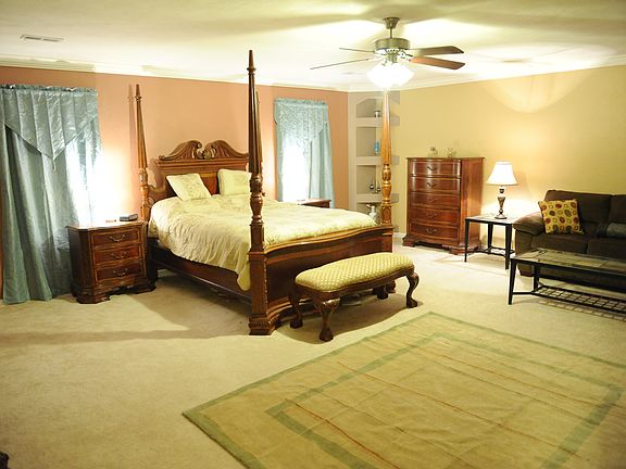 4th image of 825 Indian Prairie Dr