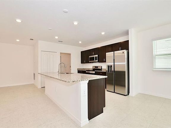 4th image of 483 NW Ravenswood Ln