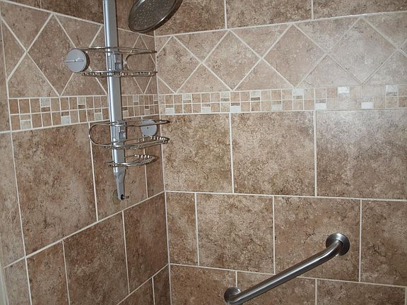 Hall Bathroom Shower/ Tub