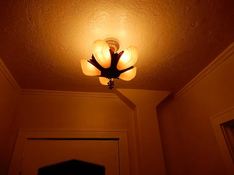 Lucretia Court Apartments — Photo 7