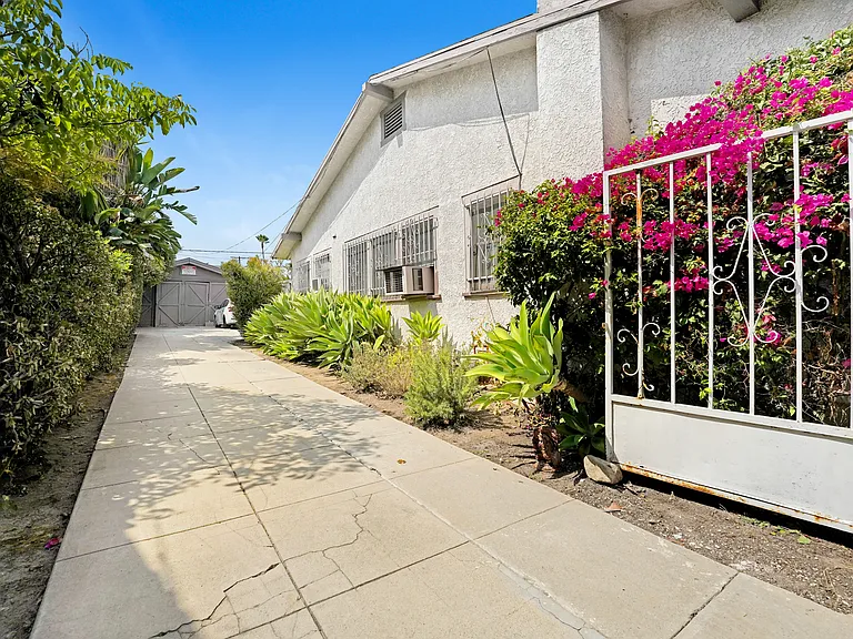 1187 N Mariposa Ave — Photo 25