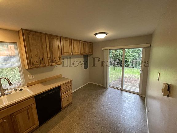 3rd image of 108 Crestwood Dr SW