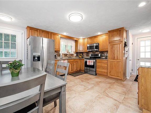 4th image of 204 Abbey Dr