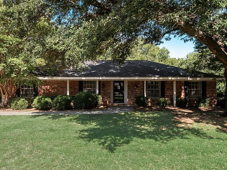 3000 Monties Ln — Photo 1