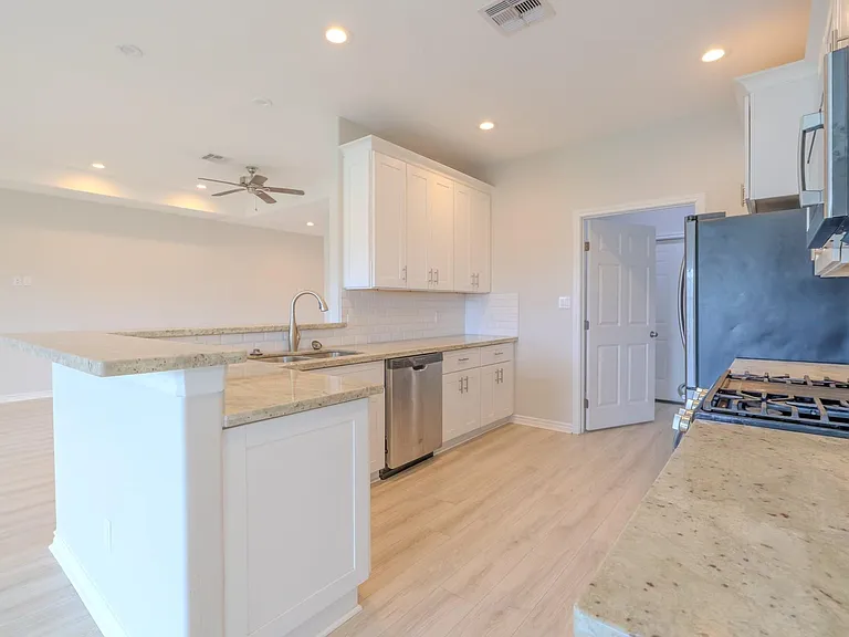 2422 Cardinal Dr — Photo 3