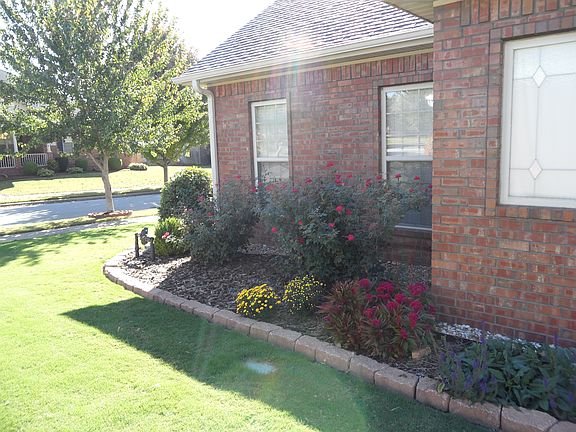 R side of 6436 Bernice