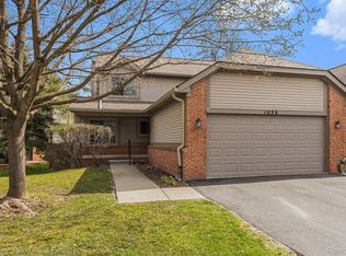 1036 Pinewood Ct, Brighton, MI